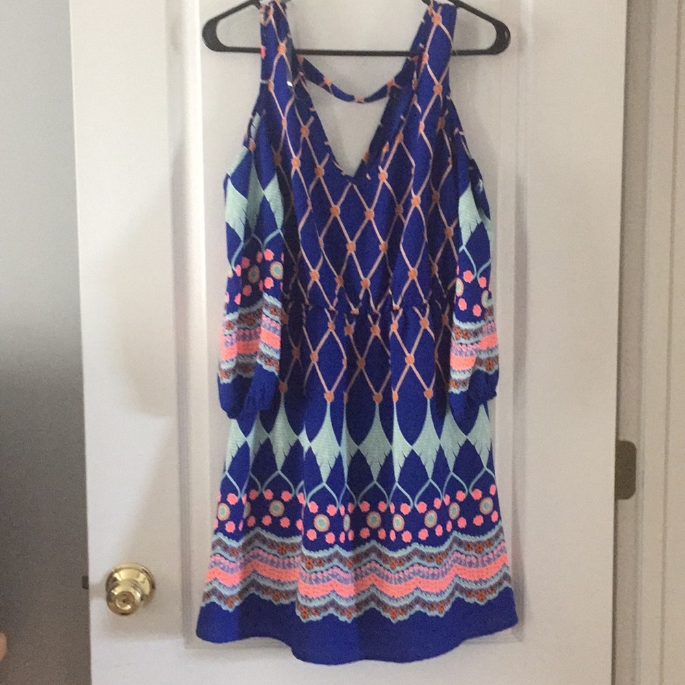 Cold shoulder dress - Picture 3 of 11